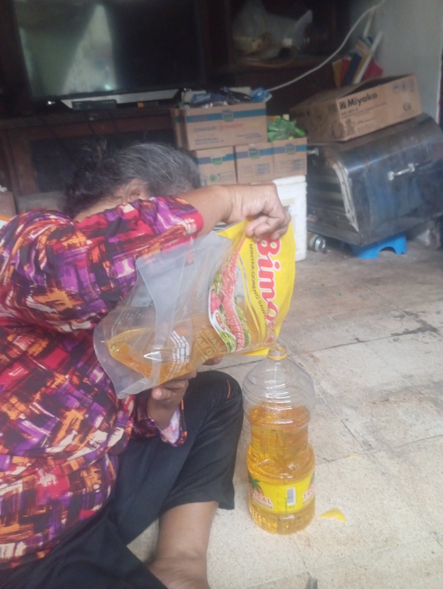 imasputra12's tweet photo. Alhamdulillah hari ini sudah beli mie goreng 5pcs dan mie soto 5pcs, minyak goreng 2L

Senang ibu minyak goreng 2L
Rezekinya aamiin aamiin 🙏🏻🤲🏻

Teman teman orang baik DM 😊🙏🏻 
#rezeki #bisu #tuli #ibu #beli https://t.co/2ubv0IYSYs