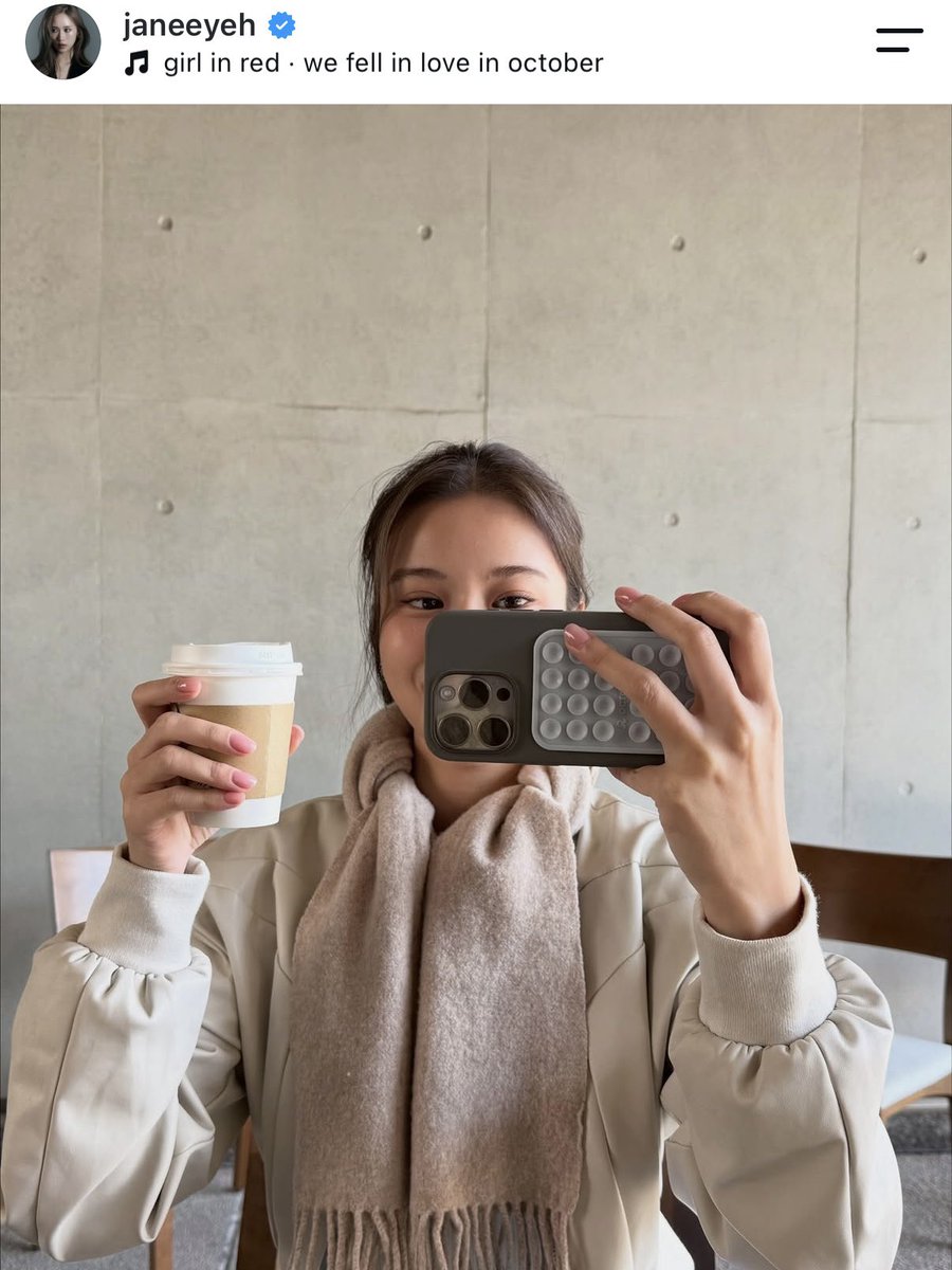 yoxrfavjune's tweet photo. we fell in love in october https://t.co/366MG0irO8