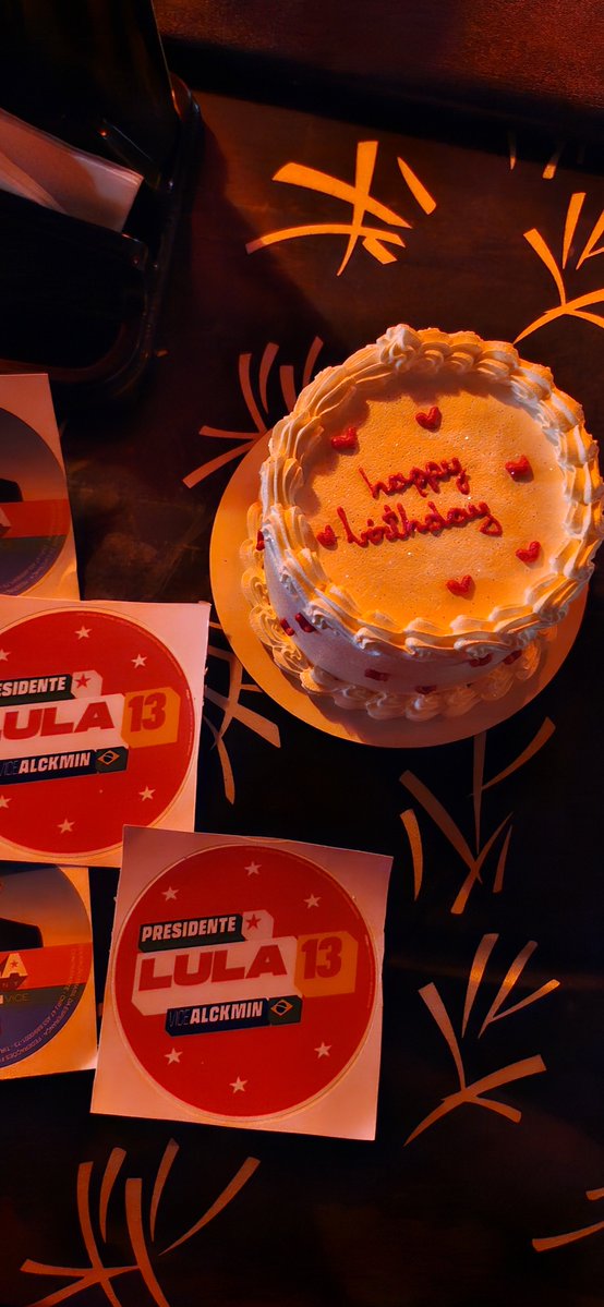 angelovercain's tweet photo. postando aqui o bolo lindo 22 taylor vibes minhas figurinhas do lula e os sushis que ganhei de graça https://t.co/JuEFOMtQiS