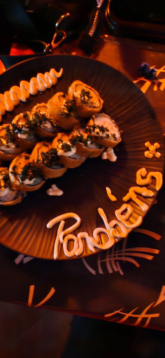angelovercain's tweet photo. postando aqui o bolo lindo 22 taylor vibes minhas figurinhas do lula e os sushis que ganhei de graça https://t.co/JuEFOMtQiS