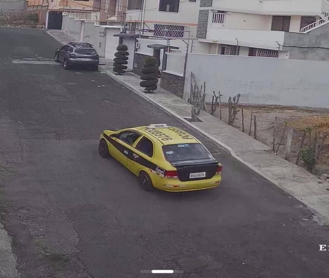 MinMedio's tweet photo. #Quito
Un delincuente con cuchillo en mano asaltó en un vivienda , el sujeto circulaba en una taxi. https://t.co/ZCWxMuRQ4h