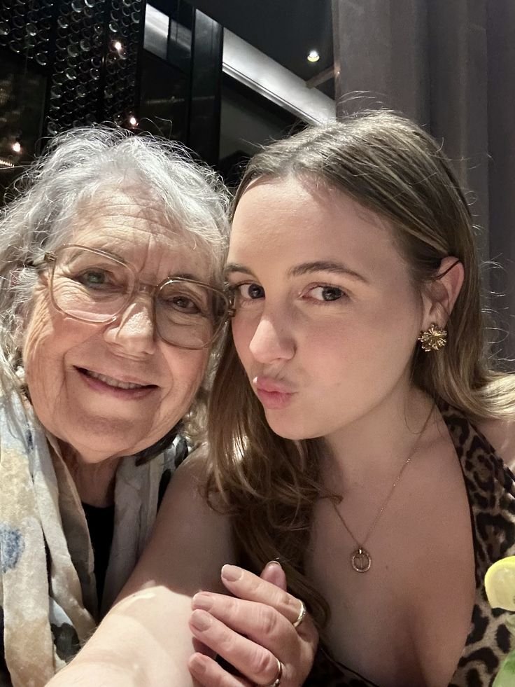 MZora0419's tweet photo. Una mujer le preguntó a su abuela:

—¿Cómo pudiste amar y serle fiel al mismo hombre durante 52 años?

La abuela se rio y respondió:

—Porque aprendí algo sobre los hombres que muchas mujeres entienden cuando ya es demasiado tarde.

Entonces le explicó esto: https://t.co/dLfRn9jhXQ