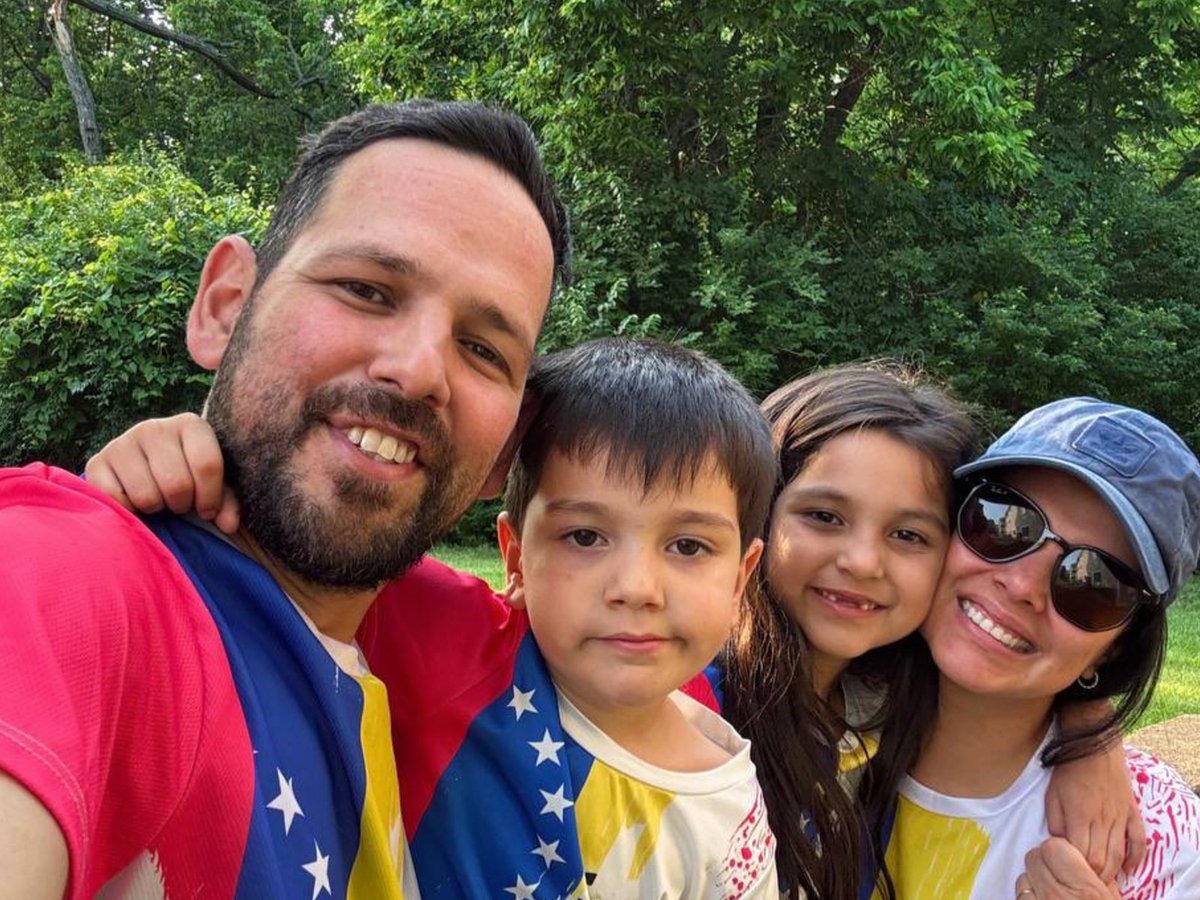 MeridaDigital15's tweet photo. Carlos Garcia, ex alcalde de Merida en libertad, pisa suelo venezolano
https://t.co/PMtqbbfRIP / Bienvenido a casa.... https://t.co/PeFxVMQxS8