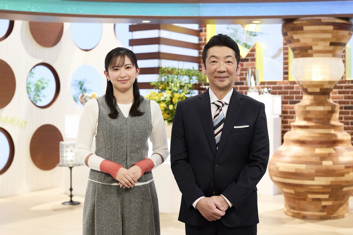 oricon's tweet photo. 『ミヤネ屋』『ニュースto』MCがエール交換💐
直筆メッセージ広告が展開
⠀
新MC 村上信五の地元・高槻市駅などに掲出
https://t.co/a1eMWlBZm0
⠀
村上→宮根「様々なニュースを扱われご自身の率直な言葉で話されてきた事でご苦労もあったかと思います。大切なお昼の時間をしっかりと受け継がせて頂きます。少しは、ゆっくりして下さいね（笑）約20年、本当にお疲れ様でした！」