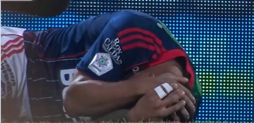 Borda_analista's tweet photo. EL GOLPE A BARRIOS
Cristian Barrios de Junior vs Nacional, fue a cobrar un tiro de esquina y desde la tribuna le mandaron una botella plástica con agua que impactó en su cabeza. El jugador tiburón cayó al piso con gestos de dolor. El árbitro Rojas tendrá que informar el incidente https://t.co/4SQ7ET3udA