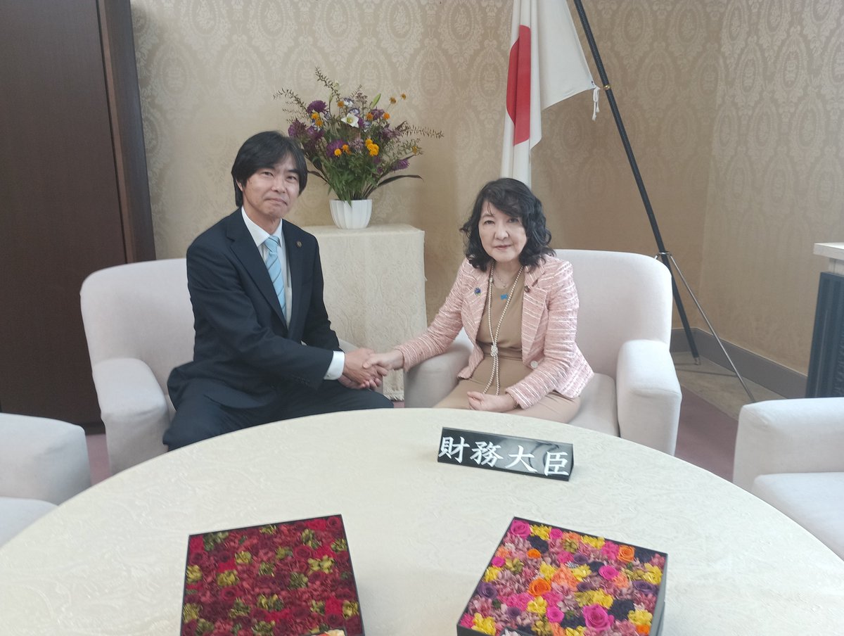 hashimoto12's tweet photo. 朝の街頭活動後、霞が関に向かいました。財務省を訪問し片山さつき大臣に面会させていただきました。予算編成についてのお話しなど伺いました。お忙しい中ありがとうございました。片山大臣の益々のご活躍をお祈り申し上げます。 https://t.co/6Y7GEwYkny