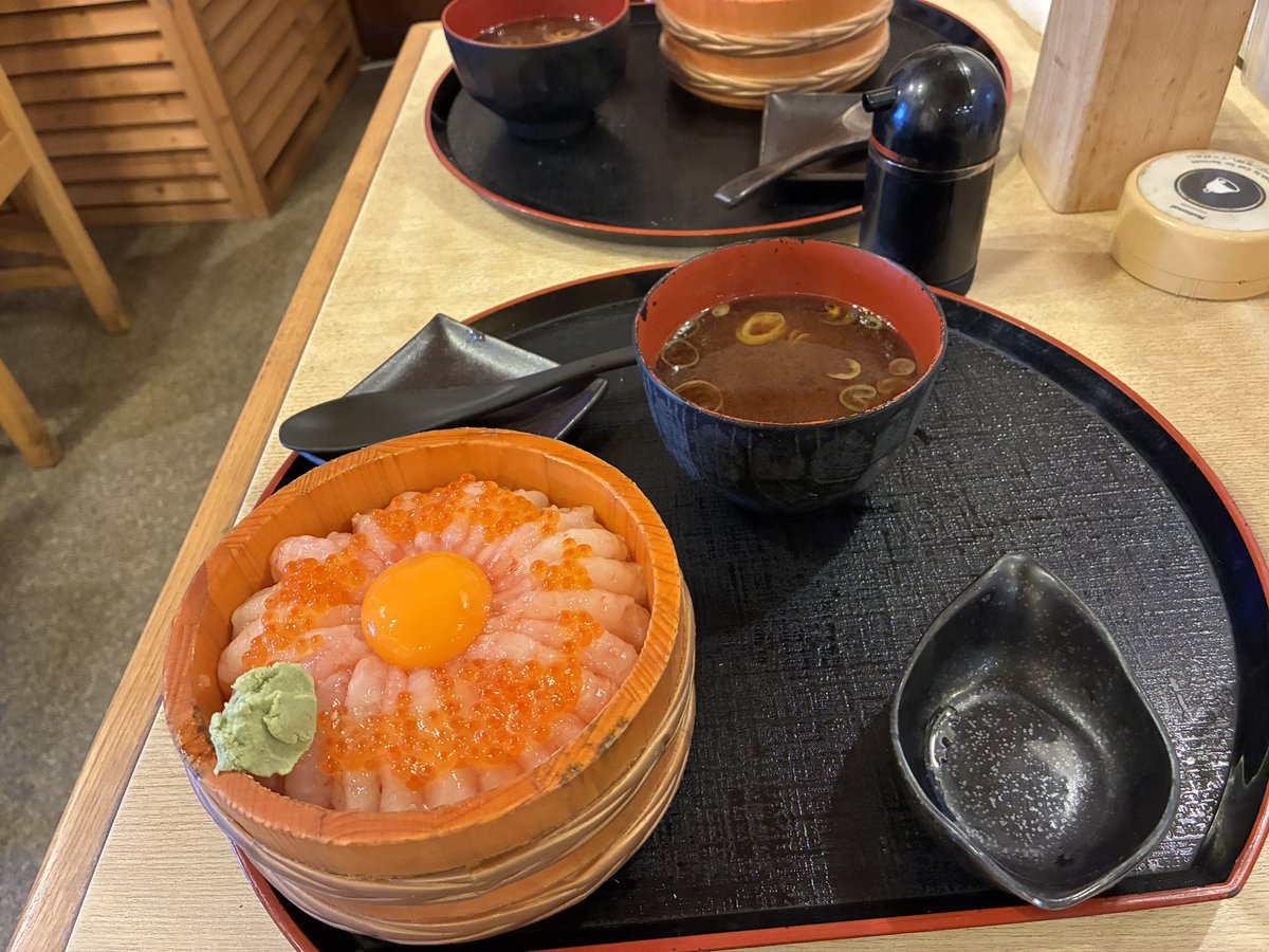 ATreikarasu's tweet photo. なんか安くなってたから甘エビ丼 https://t.co/Z7GvvQWbT6