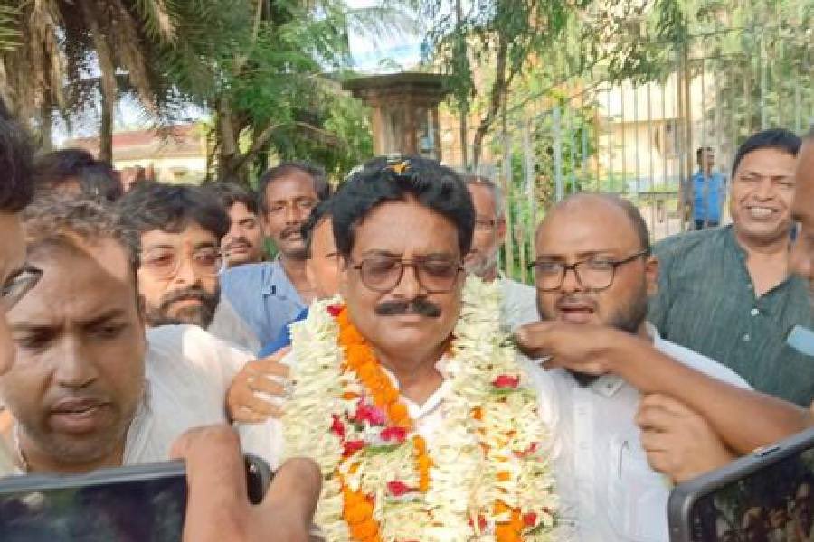 MahuaMoitra's tweet photo. Nandigram @INCIndia 
candidate Milan Pradhan recounted how IPS officer told him to withdraw nomination for any asking price. Police are dalals &amp; brokers under BJP govt. Shameless retards. Is this why you join IPS? https://t.co/gJuVaGi0qx