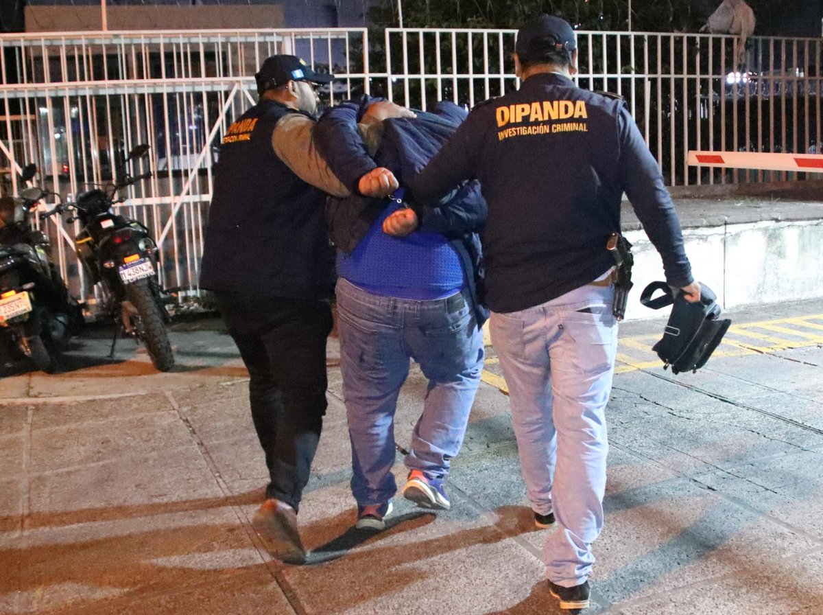 PNCdeGuatemala's tweet photo. Alias “Topo” de la mara 18 capturado cuando pretendía obtener Q7 mil de extorsión
En un operativo de investigación realizado en la zona 11, anillo periférico, investigadores de la #DIPANDA capturaron a Rocael “N” de 37 años, alias “Topo”, presunto integrante del Barrio 18. https://t.co/Ye5K2u9fLn