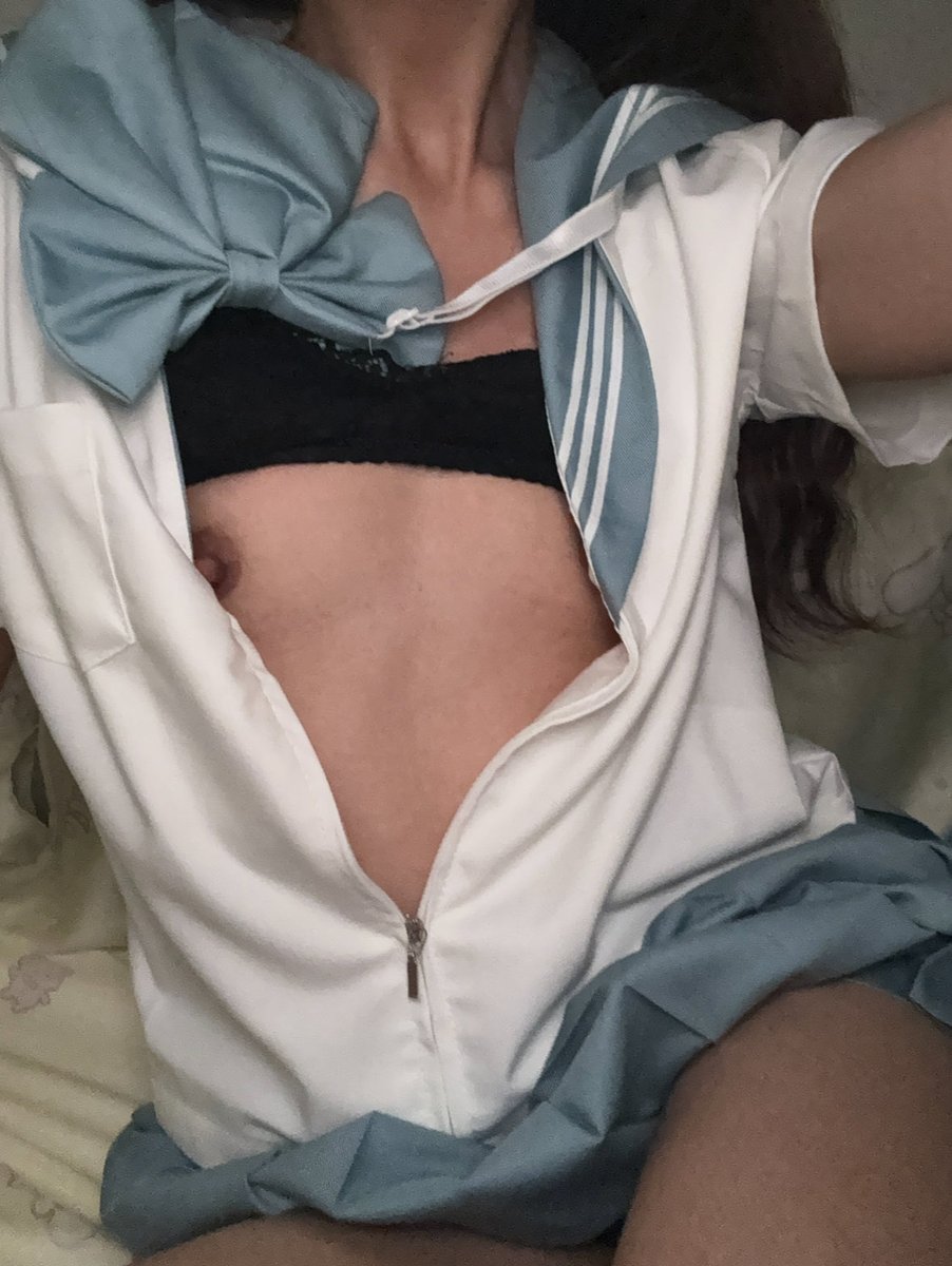 YanLilian249's tweet photo. 想要看我穿著學生服拍什麼呢～？🥰

#貧乳 #乳首 #小胸 #女大生 #原味內衣褲 #原味 #自慰 #奶頭 #學生服 https://t.co/msHPMtnKrH