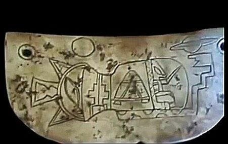 konstructivizm's tweet photo. ???
The Maya saw Saturn’s rings a thousand years before Galileo?

Maya artifacts with “alien teachers” and flying machines stopped surprising anyone years ago. This one is different. It’s not a little man in a spacesuit. It’s a carved shell (or bone) that looks uncomfortably like a planet with rings.

A circle. Around it — stepped geometric forms and triangles that are easy to read as a ring system. In 1610 Galileo pointed his crude telescope at Saturn and saw only “ears.” He never understood they were rings. The Maya, if this carving is what some people claim, already knew.

Saturn’s rings cannot be seen from Earth with the naked eye. Not now, not then. So either the Maya had a telescope archaeologists somehow missed, or someone showed them a picture, or we are once again seeing exactly what we want to see.

A beautiful story. Almost too beautiful.