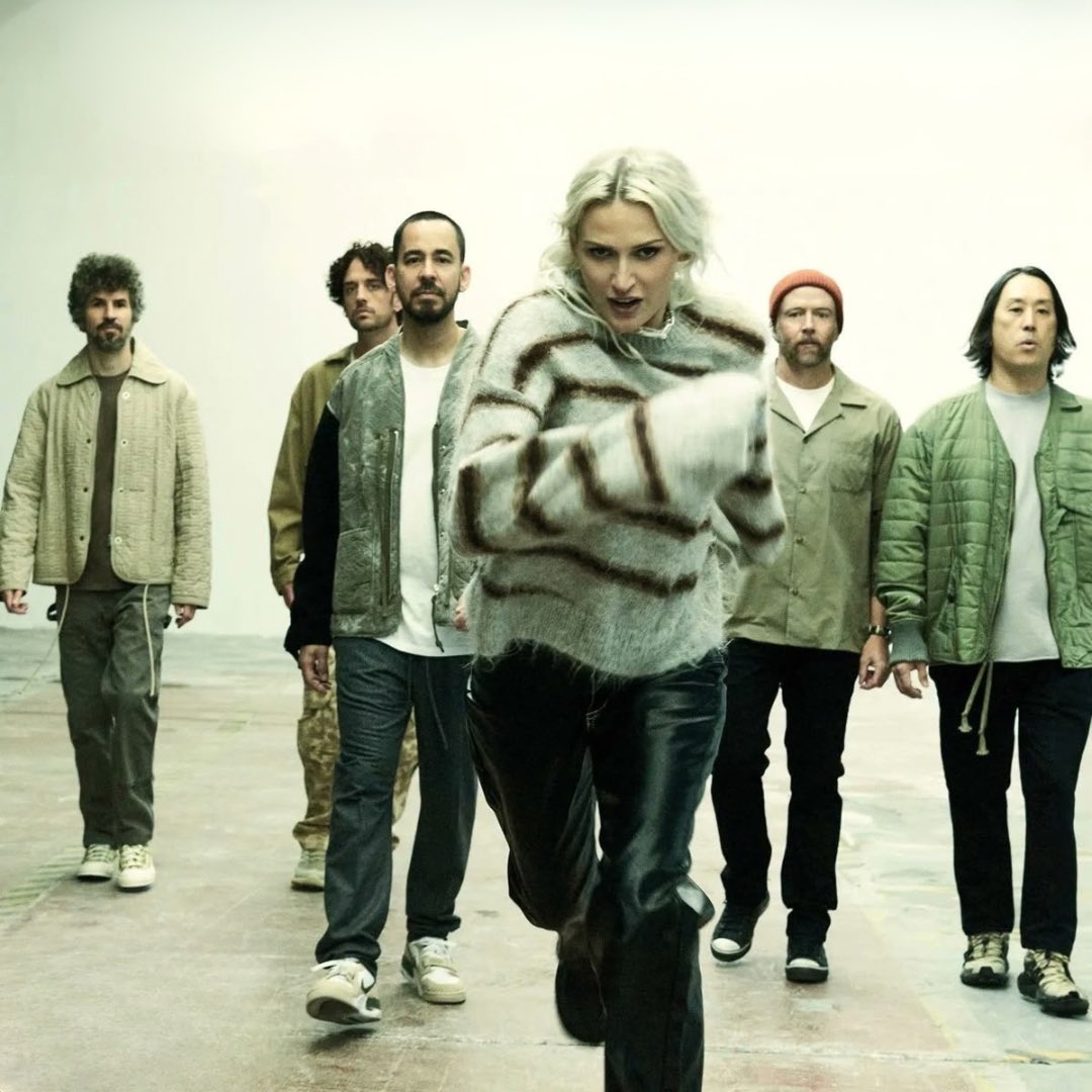 jcarolph's tweet photo. NÃO existe e NUNCA existirá um artista tão completo e tão único quanto LINKIN PARK https://t.co/xwVXvhUmHZ