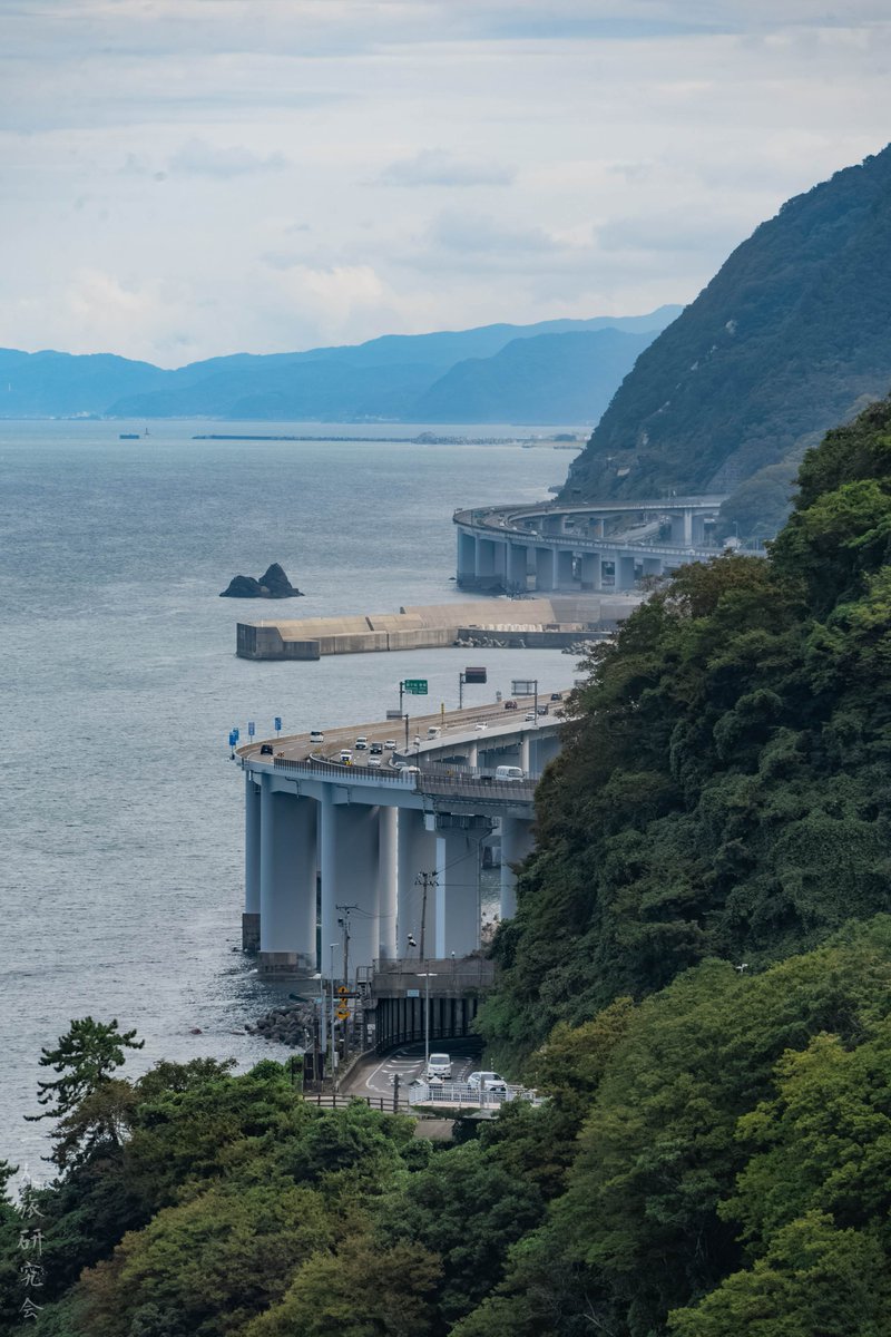 hitoritabiken's tweet photo. 親不知海岸の高速道路、かっけぇ！ https://t.co/k1bKGQCD7p