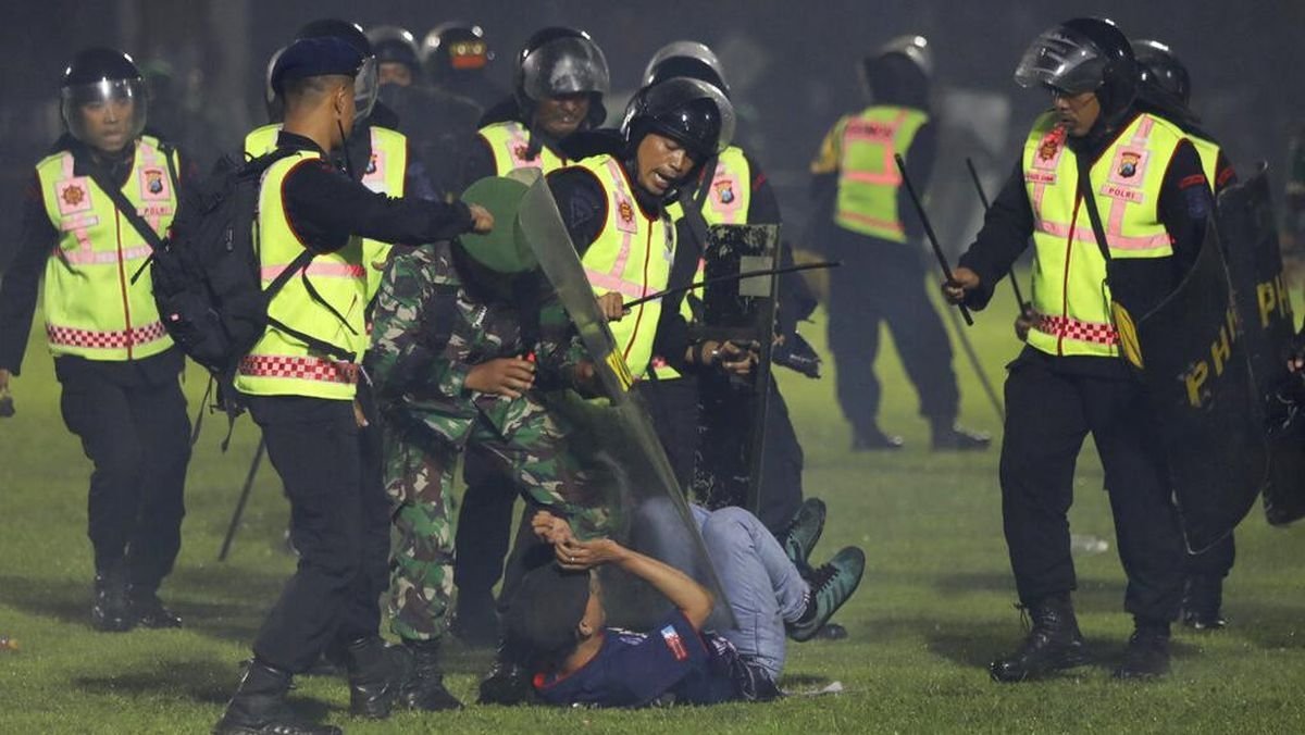 cuountess's tweet photo. hari ini, kamis, 1 oktober, empat tahun lalu 135+ korban tragedi kanjuruhan. jangan lupa negara bajingan ini belum usut tuntas tragedi ini dan kekerasan sistemik seperti ini masih terus dilanggengkan. turut berduka dan doa mendalam untuk korban dan keluarga yang ditinggalkan. https://t.co/kEpudR554i