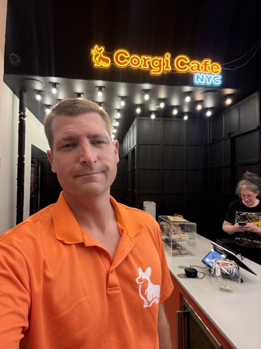 corgi_chicago's tweet photo. need to pull an all-nighter or work late in NY? you already know the spot to jam: @UseCorgi cafe. only about 11pm, but several folks in here. Either way, this is home base for us Corgis. https://t.co/hNex0ZMHdR