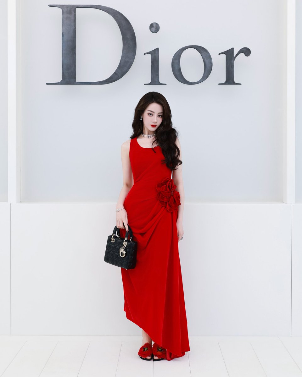 mintmag_th's tweet photo. เสิร์ฟภาพ #Dilraba Global Brand Ambassador ของ #DIOR อวดลุคฟร้อนท์โรว์สวยสะกดตา หลังร่วมชม Dior Summer 2027 Women’s Show ณ ปารีส ประเทศฝรั่งเศส💚

#DiorSummer27
#MintNews https://t.co/PWD5FiAj2u