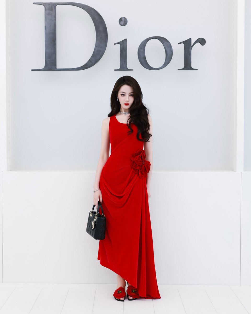 mintmag_th's tweet photo. เสิร์ฟภาพ #Dilraba Global Brand Ambassador ของ #DIOR อวดลุคฟร้อนท์โรว์สวยสะกดตา หลังร่วมชม Dior Summer 2027 Women’s Show ณ ปารีส ประเทศฝรั่งเศส💚

#DiorSummer27
#MintNews https://t.co/PWD5FiAj2u