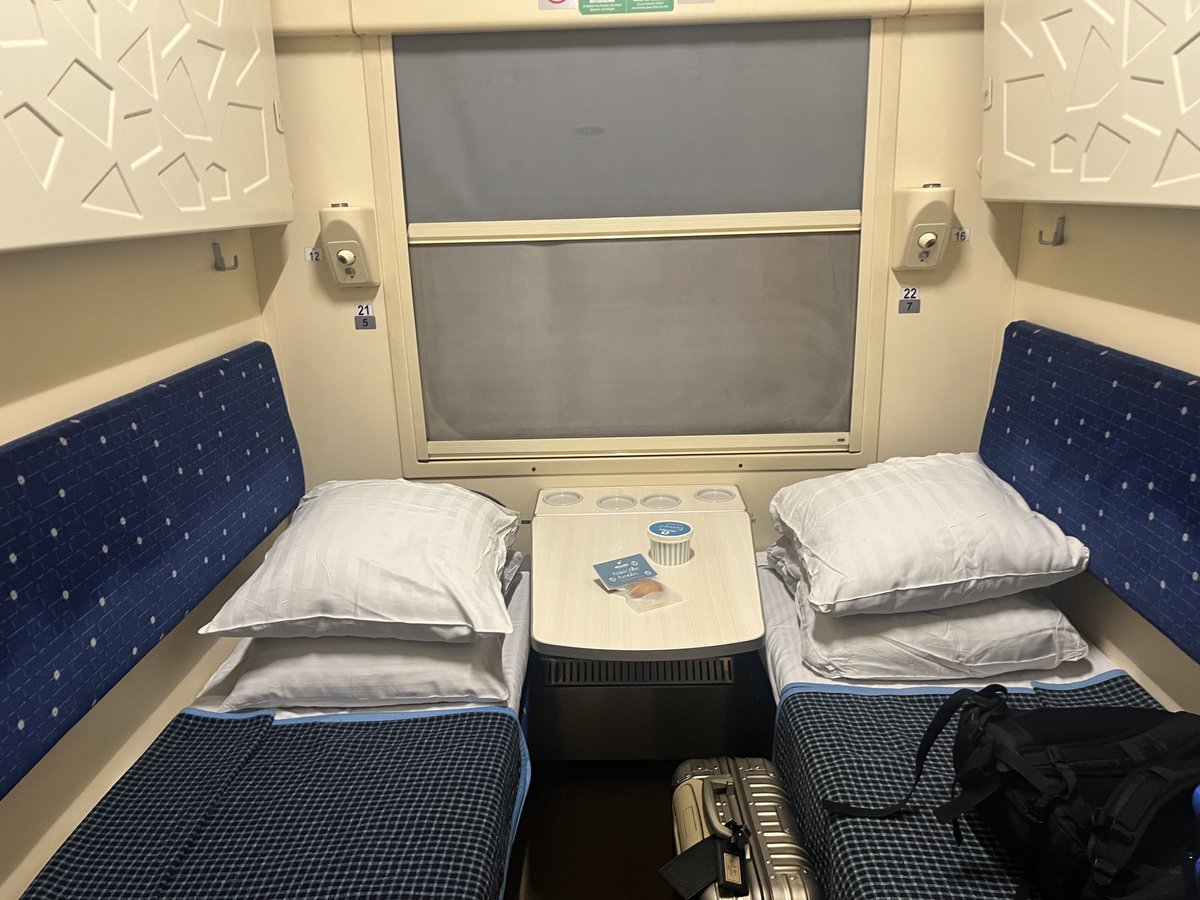 itsunori510's tweet photo. ウクライナの首都キーウに無事到着。空路はロシアからの攻撃等の要因で閉鎖され、ポーランドのヘウムから陸路、寝台列車利用が標準的な経路となっています。通常なら11時間ですが、前投の通り今回は空襲による車外退避が相次ぎ、18時間かかりました。食堂車両や車内販売はなく、停車駅でも売店もないため、水と持参したパンで何とか18時間しのぎました。３枚目の写真は車外から更に退避したシェルター内。これが日常のウクライナ。1日も早い停戦を支援して参ります。
多くのメッセージを頂き、ありがとうございます。

#ウクライナ
#キーウ
#シェルター
#国際夜行列車
#停戦支援