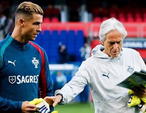 masbola_'s tweet photo. Drama Timnas Portugal dan Cristiano Ronaldo jika dirangkum:

- Ronaldo kecewa ga dapet 1 menit pun ketika melawan Norwegia dan meminta penjelasan dari sang Pelatih serta Federasi Portugal.

- Ronaldo mogok berlatih dengan alasan alat gym ada yang kurang.

- Ronaldo akhirnya bertemu dengan Presiden Federasi Portugal dan Jorge Jesus. Sang Presiden kabarnya harus terbang dari Portugal ke Denmark untuk masalah ini.

- Di pertemuan tsb, Jorge Jesus meminta maaf kepada CR7 karena membiarkannya pemanasan selama 30 menit dan tidak memainkannya, serta berjanji tidak akan melakukannya lagi.

- Namun Jorge Jesus melakukan konferensi pers bahwa Ronaldo sama dengan pemain lain yang membuat Ronaldo murka dan ingin meninggalkan timnas Portugal.

- Mengetahui pernyataan Ronaldo, Jesus dan presiden Federasi Portugal langsung menyusul Cristiano Ronaldo ke bandara untuk mencoba meyakinkan sang pemain agar tetap tinggal.

- Tapi Ronaldo tidak bergemin dan lanjut untuk naik pesawatnya.

- Perjalanan Cristiano Ronaldo bersama Portugal dianggap selesai dan Ronaldo dianggap sudah pensiun.

Panjang juga nih dramanya 😅