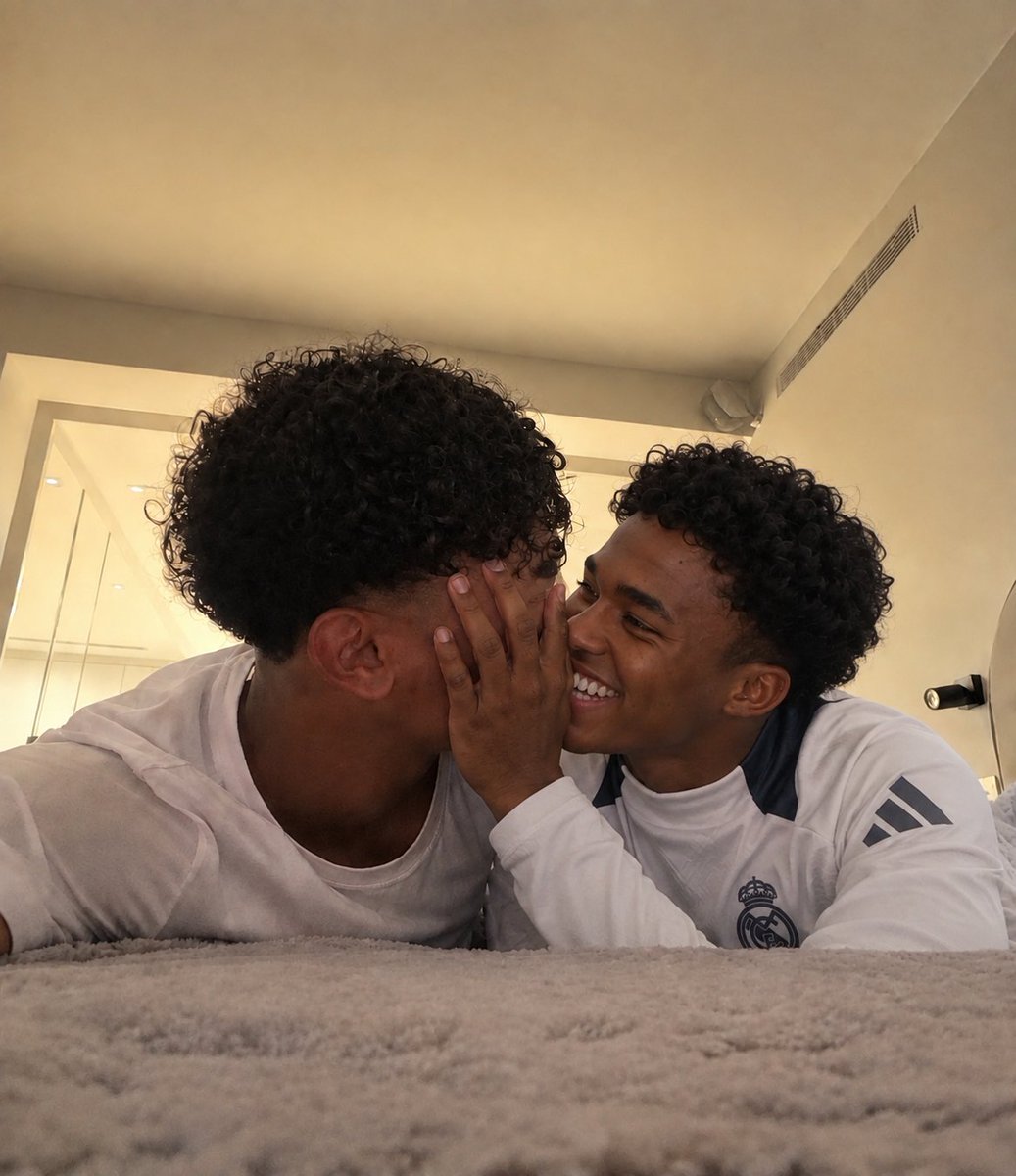 Uzuhku's tweet photo. Dia 06 criando imagens dos #yamdrick substituindo a Inês pelo Endrick 💥Gnt vcs não tem ideia do tanto que eu briguei com essa IA hj para criar essas imagens de hoje. Mas no fim saiu tudo como eu queria e está um sabor 😋 https://t.co/7Td1sdpl3Q