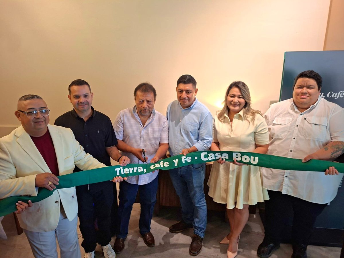AquiEstaSV's tweet photo. #Nacionales | El arte salvadoreño llega al Centro Histórico de San Salvador con la exposición “Tierra, café y fe”, una muestra que reúne 12 obras de los artistas Germán Sagastume, Fredy Araujo y Carlos Girón García. https://t.co/hxhxInMdIX