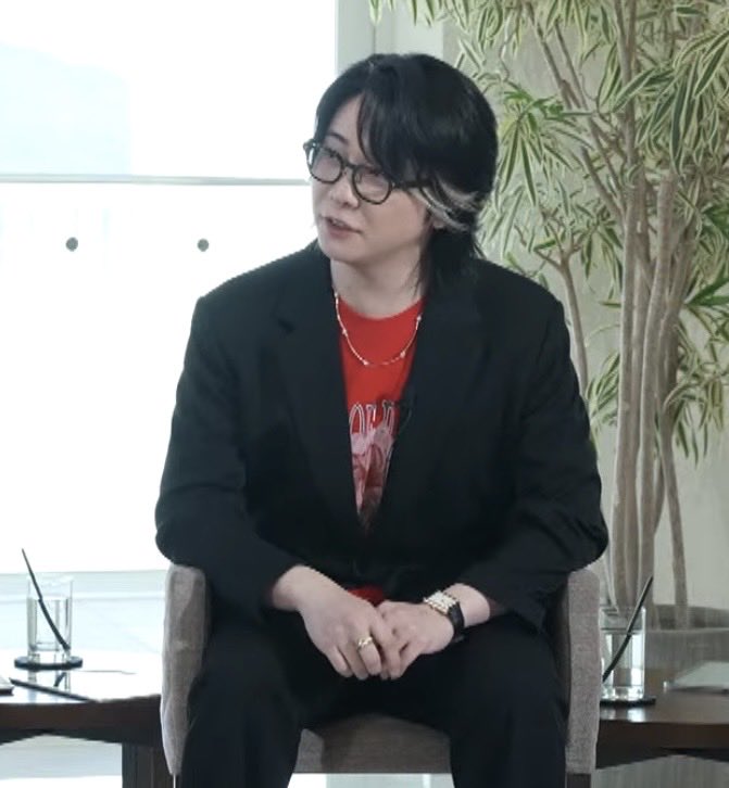 sp_y01's tweet photo. 【 匂わせ 】
大森元貴・鎮西寿々歌
同じ指輪と腕時計を装着 https://t.co/ENzmW3c72D