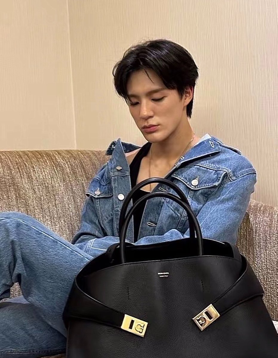 skybluenoni's tweet photo. ใส่เสื้อยีนส์เหมือนกันหนิ แต่ทำไม🤭☺️ https://t.co/FbHaA4iziL