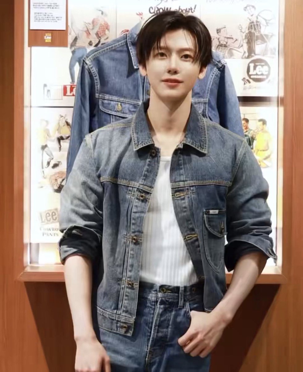 skybluenoni's tweet photo. ใส่เสื้อยีนส์เหมือนกันหนิ แต่ทำไม🤭☺️ https://t.co/FbHaA4iziL