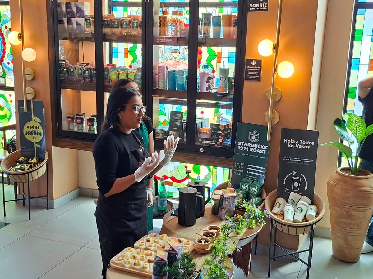 AquiEstaSV's tweet photo. La exposición fue inaugurada en Starbucks Casa Bou, donde las obras ocupan la tercera planta del establecimiento. La muestra permanecerá abierta al público durante aproximadamente dos meses. https://t.co/6fIEZPx1mM