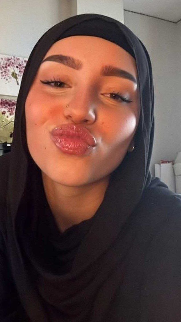 Rohanbully2's tweet photo. Momina loves to put on some gloss before giving sloppy chuppe to my uncut https://t.co/unYAuhwMPk
