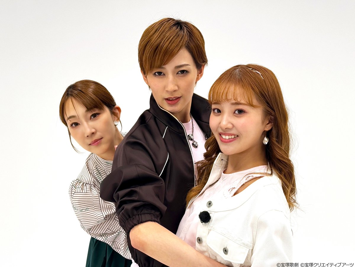 skystage_info's tweet photo. 【トークバラエティー 紅茶会（べにちゃかい）#2】
元星組トップスター・紅ゆずるがお送りする楽しいトーク番組！
第2回のゲストは花組の聖乃あすか・優花りら✨
舞台では見ることのできない素顔や意外な一面など、紅がゲストたちの魅力を掘り起こす30分。
明日2日(金)21:30初回放送、お見逃しなく！ https://t.co/yOZqXYODmw
