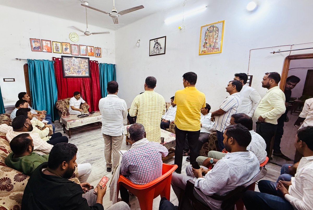 MrYaduvansh's tweet photo. बस्ती बड़ेवन आवास पर विधान परिषद क्षेत्र बस्ती-संतकबीरनगर-सिद्धार्थनगर के जनप्रतिनिधियों, कार्यकर्ताओं एवं नागरिक बंधुओं से भेंट कर उनका कुशलक्षेम जाना।
@BJP4India @BJP4UP @narendramodi @AmitShah @NitinNabin @mppchaudhary @idharampalsingh https://t.co/OM0eb3a2NY
