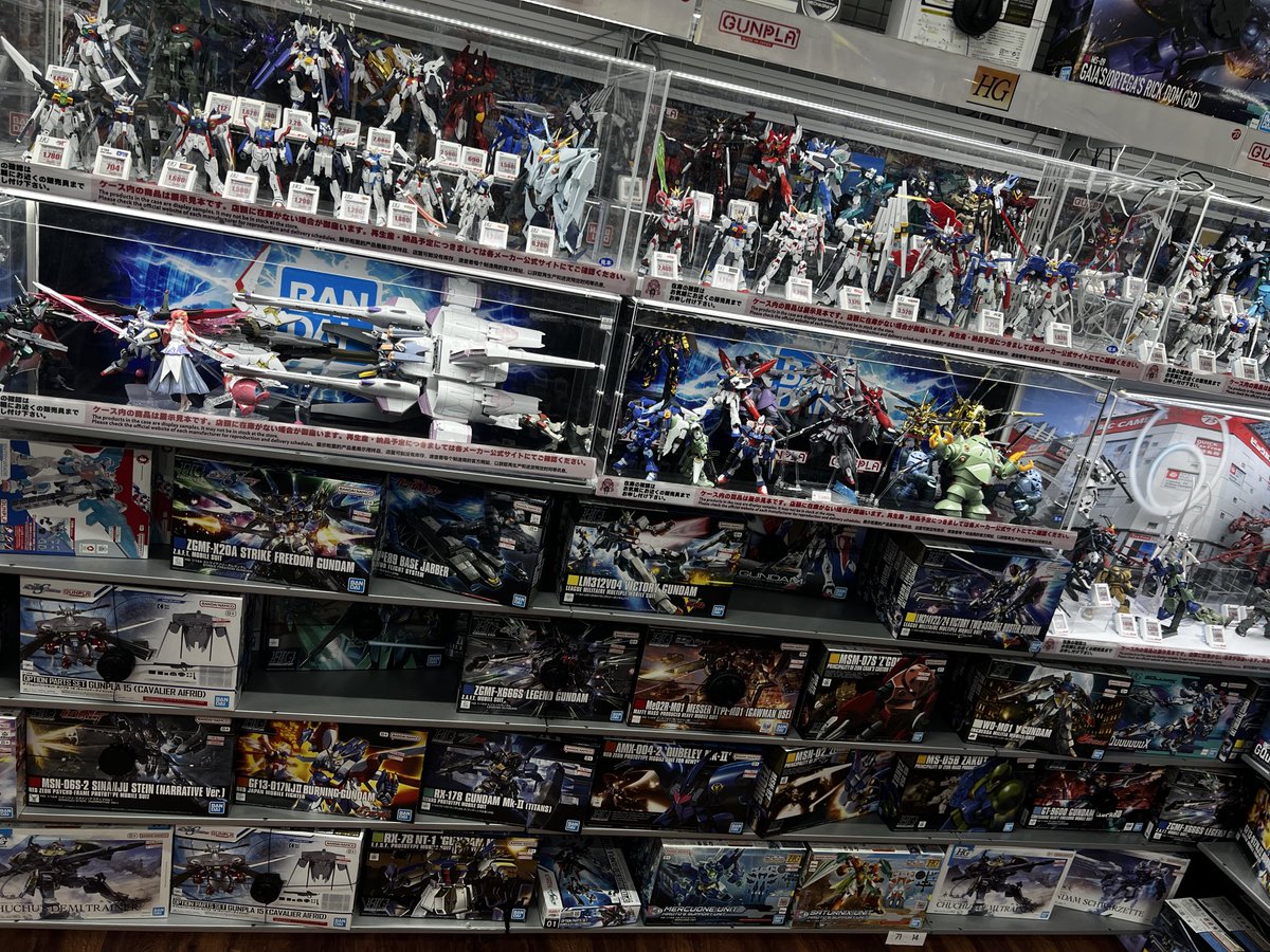ZakuAurelius's tweet photo. Akiba Tour Day! Bic Camera 💁‍♂️
#tokyo #akihabara #biccamera #gunpla https://t.co/8ib1GdpzGK