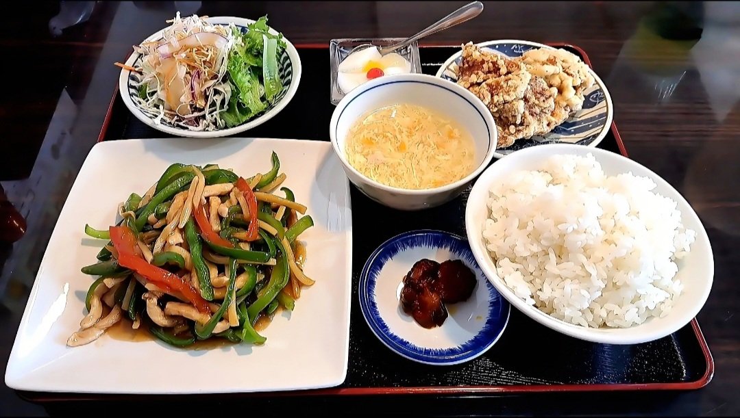 generalissimoMX's tweet photo. 今日は毎度お馴染み「台湾料理 福味」に行き、「得々定食メニュー」から大好物の「青椒肉絲」を選んで食べて来ました🫑🐷
地域一番の美味しさを誇る青椒肉絲はソースまで余さず食べる為、ご飯のおかわり(一回まで無料)が必須！一品料理の唐揚げも4口～5口サイズで、食べ応え充分ですよ。 https://t.co/Cqst1tV5xT