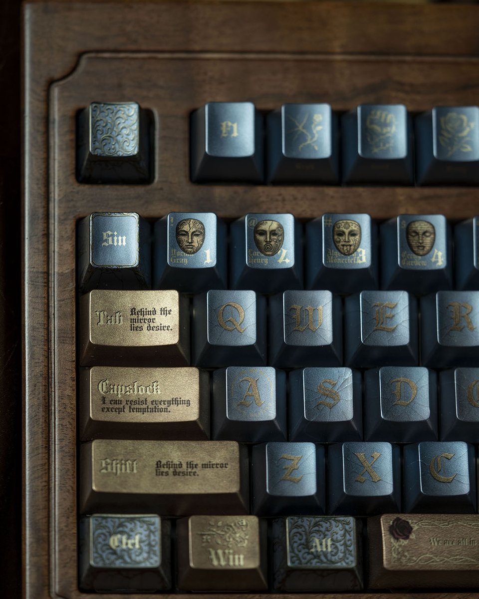 AZodditystore's tweet photo. A little Wilde for your desk.

Oscar Wilde keycaps from our GREATWRITER series: blue, bronze-toned accents, character portraits and roses. Four views, from the full wooden setup to the details.

#Keycaps #MechanicalKeyboard https://t.co/oODg9ZtZkw