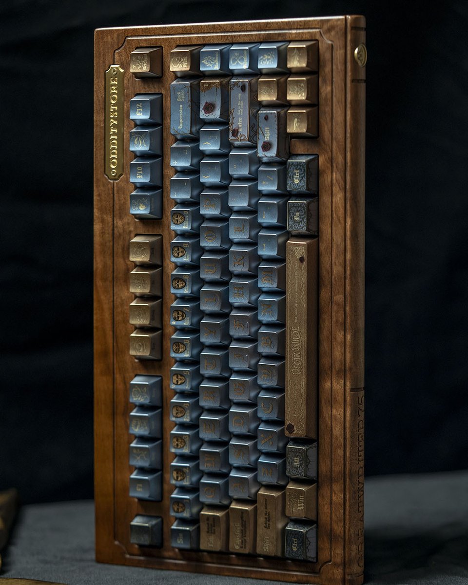 AZodditystore's tweet photo. A little Wilde for your desk.

Oscar Wilde keycaps from our GREATWRITER series: blue, bronze-toned accents, character portraits and roses. Four views, from the full wooden setup to the details.

#Keycaps #MechanicalKeyboard https://t.co/oODg9ZtZkw