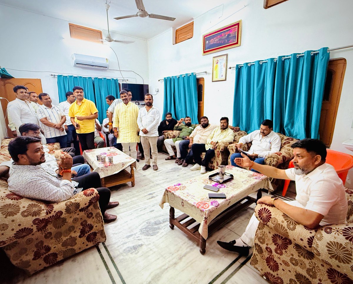 MrYaduvansh's tweet photo. बस्ती बड़ेवन आवास पर विधान परिषद क्षेत्र बस्ती-संतकबीरनगर-सिद्धार्थनगर के जनप्रतिनिधियों, कार्यकर्ताओं एवं नागरिक बंधुओं से भेंट कर उनका कुशलक्षेम जाना।
@BJP4India @BJP4UP @narendramodi @AmitShah @NitinNabin @mppchaudhary @idharampalsingh https://t.co/OM0eb3a2NY