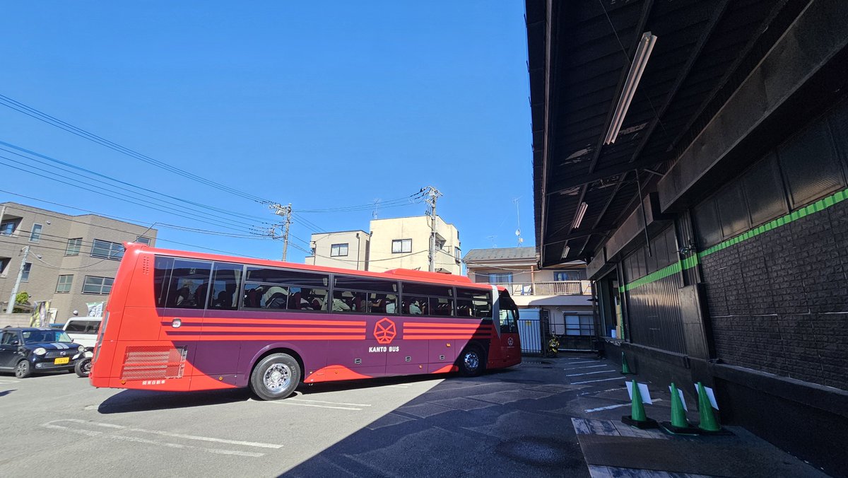 2rinkan_wako's tweet photo. メキシコホンダディーラー様３５名到着！！！デデデ、デカいバス😲‼️２階の本部会議室でセッションします。ＮＳＲの歴史を語ろうと思います。嘘です。質疑応答はスペイン語なので、通訳さんをかえしてやりますが、バイクは専門用語が多いので今回は通じるでしょうか🙄？
#Honda https://t.co/nV0ee0YRoy