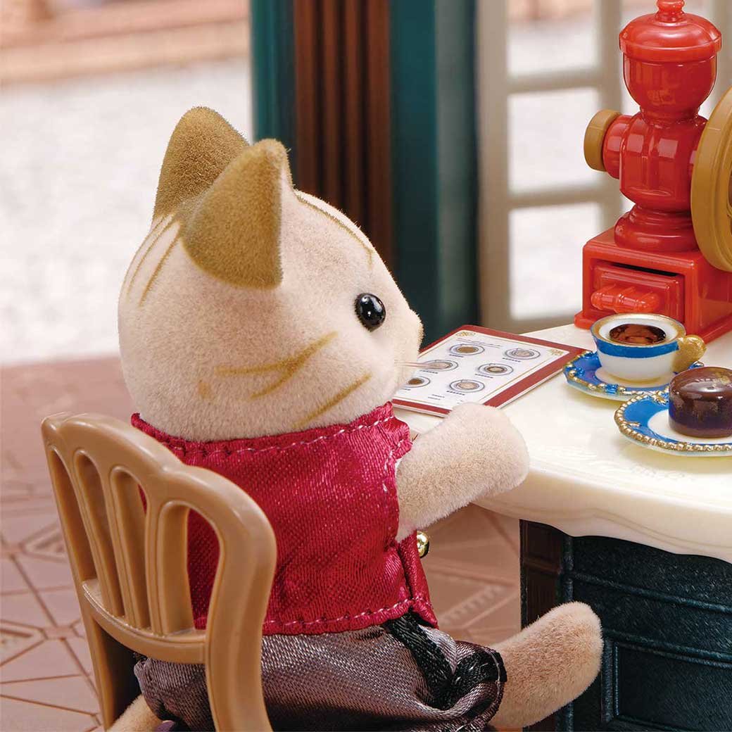 SylvanianEC_JP's tweet photo. シマネコのお兄さんヴィクターは、バリスタ見習い。今日も熱心にマスターとコーヒートーク中。お相手はいったい誰かしら？

#新商品 https://t.co/dKlMZTa2EV