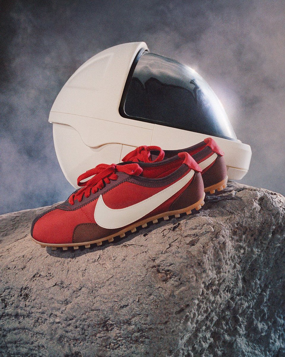 HYPEBEAST's tweet photo. LISA has landed in Nike’s Moon Shoe 🌙

The Swoosh brings its 1971 runner back into orbit. https://t.co/BZChz3Kc0m