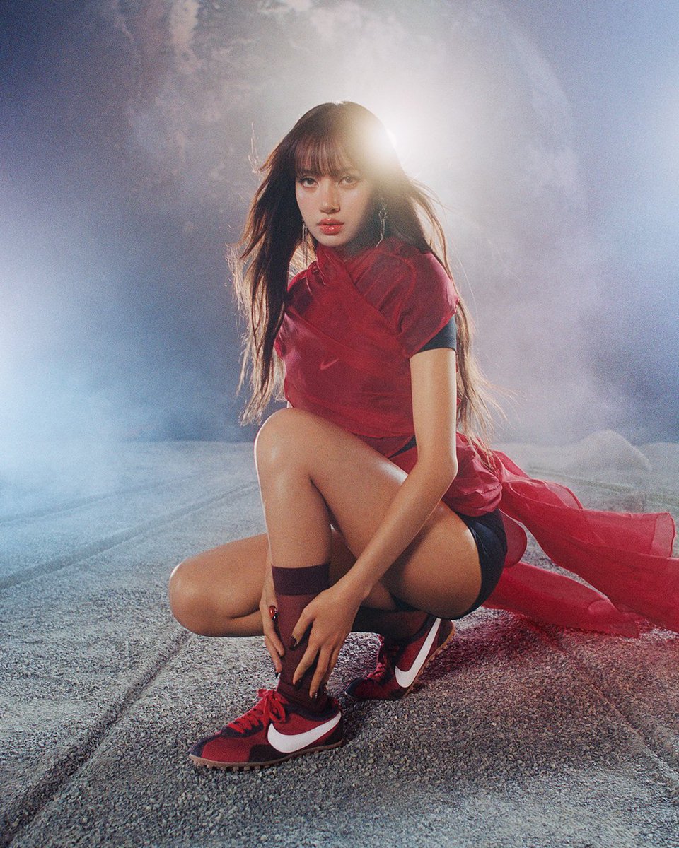 HYPEBEAST's tweet photo. LISA has landed in Nike’s Moon Shoe 🌙

The Swoosh brings its 1971 runner back into orbit. https://t.co/BZChz3Kc0m