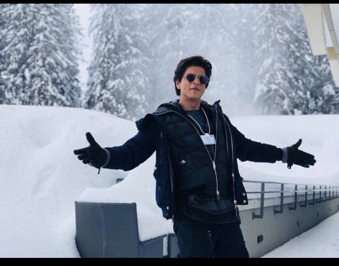 akurli854's tweet photo. शाहरुख़ खान को पसंद करने की एक वजह उनकी फ़िल्में नहीं, उनका सफ़र भी है।

एक लड़का दिल्ली से आया, सपने बड़े थे, रास्ता आसान नहीं था…
और आज भी वही बात याद दिलाता है—

“बड़े सपने देखने की कोई उम्र नहीं होती।” ❤️

#ShahRukhKhan #SRK #KingKhan https://t.co/Xl2vYeIv0D