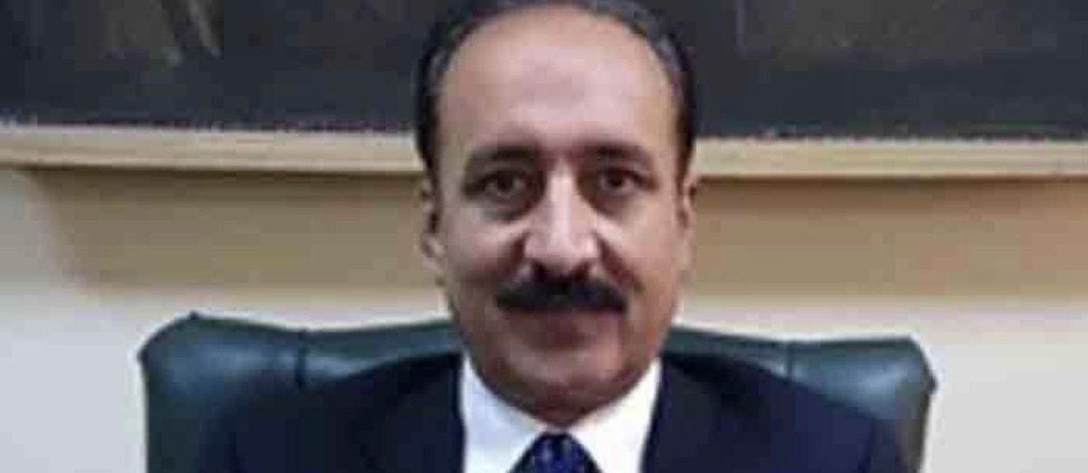 presidentCPNE's tweet photo. “احسن بھون۔ 3 مزید جعلی ڈگریاں “

احسن بھون کی ڈگری کے حوالے سے جاری بحث میں مطیع اللہ جان کے پروگرام میں سابق سیکرٹری سپریم کورٹ بار جناب آفتاب باجوہ کے حوالے سے بھی گفتگو ہوئی ۔  کچھ حوالے انتہائی معتبر ہوتے ہیں جسکی گواہی انکا کردار دیتی ہے ۔ صبح 7:08 منٹ پر انہیں فون کیا ۔ حال احوال کے بعد پوچھا 
بھائی جان- مطیع اللہ جان کے پروگرام میں آپکا نام لیا گیا یا یوں کہئے کہ آپکی گفتگو ایک ٹھوس دلیل کے طور پر پیش کی گئی  ۔ کیا آپ نے واقعتا ایسا کہا تھ  ؟
بغیر کسی توقف کے فورا کہا کہ ہاں پروگرام میں موجود جو ندیم صاحب ہیں یہ میرے پاس آئے تھے اور انہوں نے محترم احسن بھون کی لاء ڈگری کا معاملہ بھی اٹھایا ۔ میں نے جواب میں انہیں کہا کہ احسن بھون اور میں اسلامیہ یونیورسٹی بہاولپور میں کلاس فیلو تھے ۔ پھر بھی میں تصدیق کر لیتا ہوں ۔ مزید تصدیق پر علم ہوا کہ احسن بھون اسلامیہ یونیورسٹی میں ایم اے پولیٹیکل سائنس کے طالب علم تھے مگر وہ لا ء کی کلاسز ہمارے ساتھ اٹینڈ کرتے تھے ۔ 
میں نے آفتاب باجوہ صاحب کو بیچ گفتگو ٹوکنے کی گستاخی پر معزرت کرتے ہوئے پوچھا۔
آپ کہہ رہے ہیں کہ وہ اسلامیہ یونیورسٹی میں سیاسیات کے طالب علم تھے تو پھر لاء کلاسز میں کیوں بیٹھتے تھے ؟ انہوں نے کہا جی بالکل یونیورسٹی ریکارڈ کے مطابق ایسا ہی تھا ۔ اور پھر وہ گویا ہوئے بھون صاحب کی مائیگریشن اسلامیہ یونیورسٹی بہاولپور سے پنجاب یونیورسٹی میں سیاسیات کے مضمون میں ہوئی تھی ۔ میں نے پھر پوچھا تو وہ لاء کے طالب علم اور بعد ازاں ڈگری ہولڈر کیسے بنے ؟ انہوں نے کہا اس ضمن میں وہ کچھ نہیں کہہ سکتے ۔ انہوں نے مزید بتایا کہ موجودہ پاکستان بار کے3 مزید ممبران ایسے ہیں جنکی ڈگری مشکوک نہیں بلکہ باقاعدہ جعلی ہے ۔
کچھ لوگوں کے کردار خود ہی دلیل اور حوالہ ہوتے ہیں ۔ آفتاب باجوہ کی گفتگو یقینا کئی سوالوں کے جواب ادھورے چھوڑ گئی ۔ تحقیقی صحافت کے دعویداروں پر لازم ہے کہ وہ احسن بھون صاحب کے حوالے سے بنیاد جناب آفتاب باجوہ کی گفتگو کی مکمل چھان بین کریں اور حقائق عوام تک پہنچائیں ۔
نوٹ: تحریر میں شامل آفتاب باجوہ صاحب کی  گفتگو انکی اجازت کے بعد Reproduce کی گئی ہے ۔
