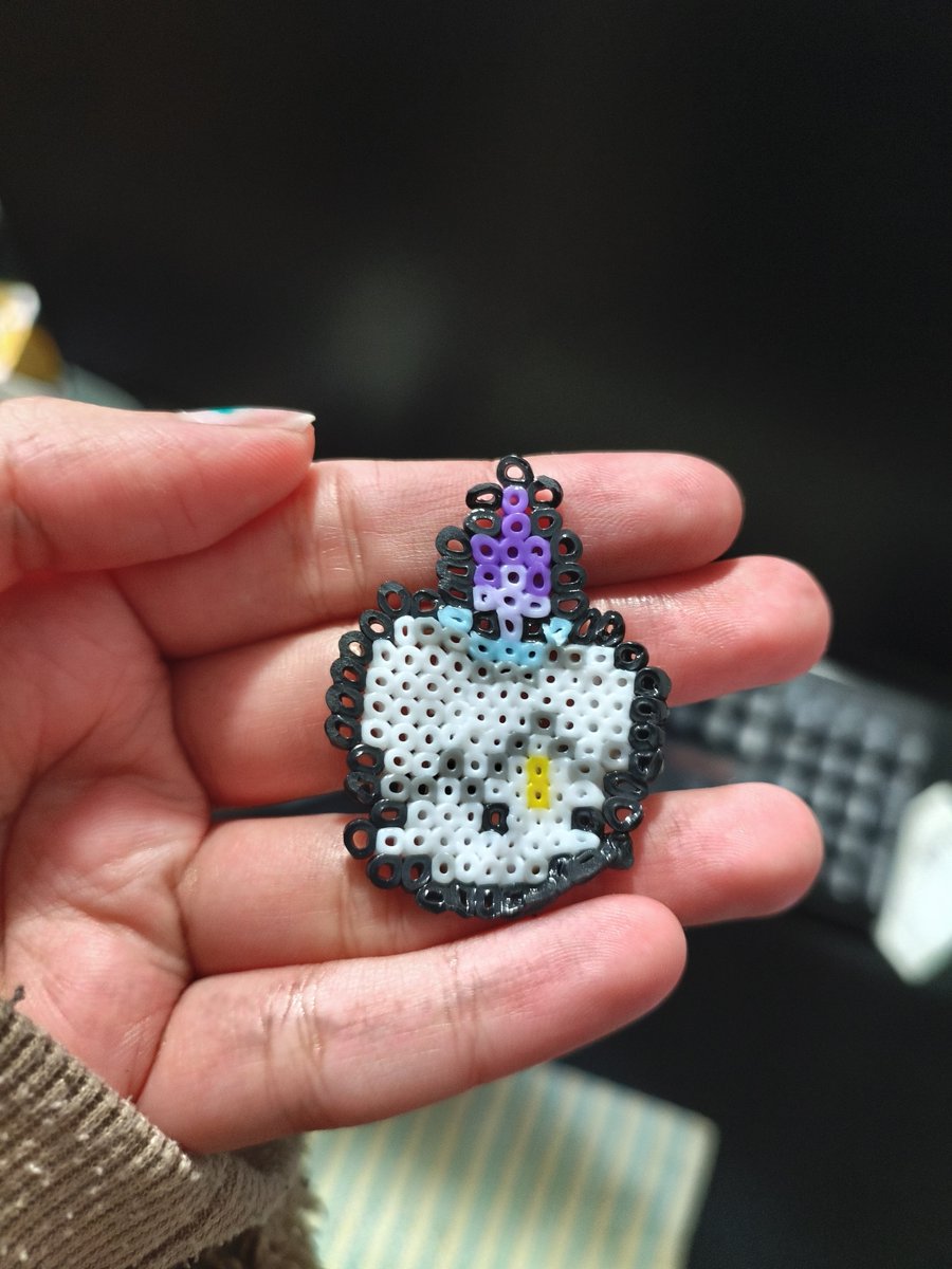 phiispan's tweet photo. me recusei a comprar o ferrinho pra hama beads pq achei que ia dar pra fazer na chapinha

eu erradissimo pq não deu pra fazer, tive que improvisar com uma frigideira e no final derreteu igual ameba https://t.co/MAKdqJr3b5