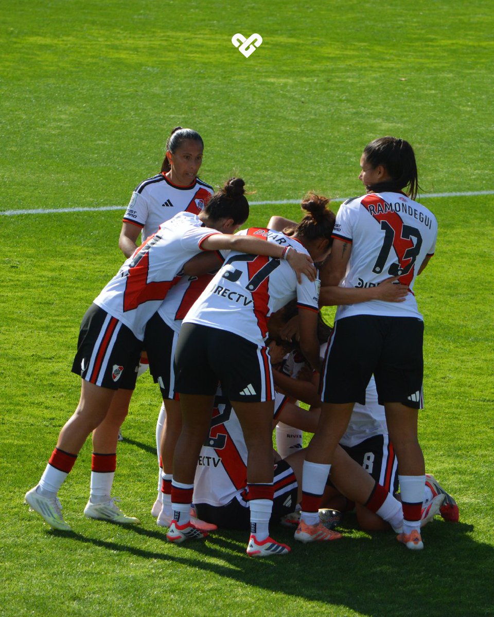 GrattasOk's tweet photo. BOCA SE LLEVÓ EL SUPERCLÁSICO 💙💛 Las gladiadoras le ganaron 2-1 a River. El marcador lo abrió Julieta Lema para Boca a las 25' Luego apareció Mercedes Diz y sobre el final cuando parecía que el encuentro estaba cerrado, apareció la goleadora histórica de Boca Andrea Ojeda. https://t.co/zeLImTjEIS