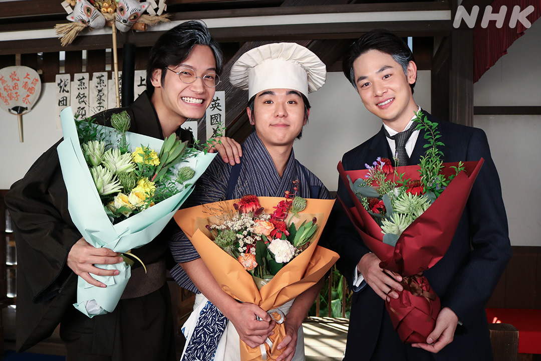 asadora_nhk's tweet photo. ＼#風薫るクランクアップ／
【 💐佐野晶哉さん 💐小林虎之介さん 💐若林時英さん 】

シマケン、虎太郎、チュウは一緒にクランクアップ。
主人公の2人から花束��渡され「こんなに長く1人の役を演じたのは初めてだったので、役者人生の財産になりました」と涙を浮かべてお話した若林さん😢

物語を序盤から最後まで支え続けてくださったお三方。
本当にお疲れ様でした👏👏👏

#朝ドラ #風薫る
#佐野晶哉 #小林虎之介 #若林時英

最終週の見逃し配信は #NHKONE で！プロフィール欄📎から飛べます
※放送から1週間、何度でもご覧いただけます。