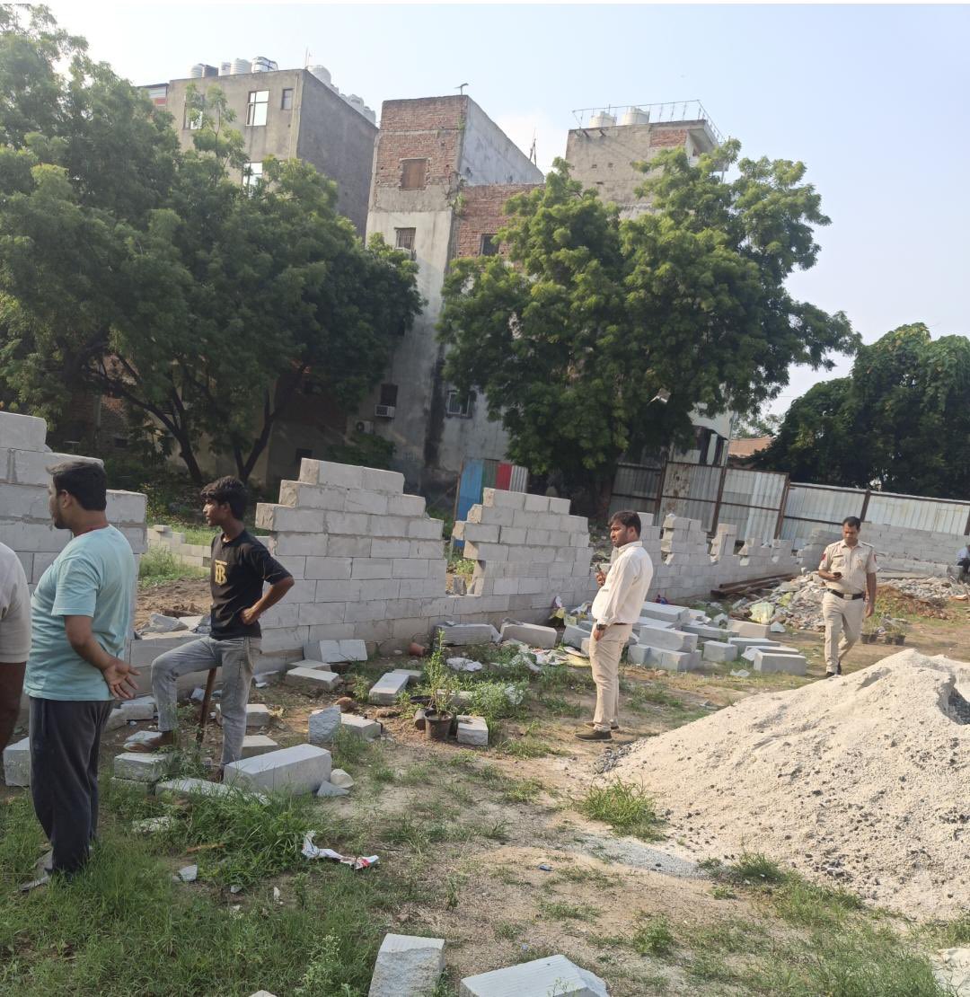 Saurabh_MLAgk's tweet photo. Big Breaking 

Forest land worth several hundred crores is being encroached under the patronage of Rekha Gupta Govt.
Under the guise of loudly playing out DJs,behind these illegal green/blue tin sheet walls, trees are being cut illegally, illegal walls are being erected overnight to encroach forest lands worth hundreds of crores.

At Chhattarpur 100 ft road & 60 Ft road near Shamshan Ghat , builder mafia is active under political patronage.  After development of few luxury malls in this area, the greed of politicians is growing like wild fire.

This is at the cost of ur lungs. BJP Govt gives bhashan on pollution, “ek ped Maa ke naam” , but in reality, thousands of trees are being illegally cut in this forest area. 

Environment & Forest Dept under Minister @mssirsa is responsible for protesting forests but it appears to be part of criminal conspiracy to loot forest land. 

All agencies are sitting quite - @DelhiPolice @MCD_Delhi @CMODelhi @LtGovDelhi