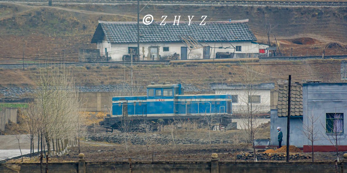 g_1931800's tweet photo. 慈江道满浦市车家坪水泥厂配属的《金星》内燃调车机车。
铁道省配属号段1000系，地方厂矿配属为3000系(存疑)。
该车与同是企业自备的数节MU11敞车改装的自卸车走行于工厂与矿山之间上。(P2)
P3为地方铁路终点的矿山(也许)
同行@Uncong591543 
#朝鮮鉄道 #北朝鮮の鉄道 #チョソン鉄道 #北朝鮮 #朝鮮 https://t.co/rn5jEoFXI1