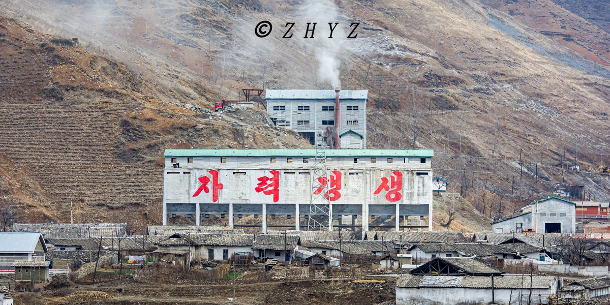 g_1931800's tweet photo. 慈江道满浦市车家坪水泥厂配属的《金星》内燃调车机车。
铁道省配属号段1000系，地方厂矿配属为3000系(存疑)。
该车与同是企业自备的数节MU11敞车改装的自卸车走行于工厂与矿山之间上。(P2)
P3为地方铁路终点的矿山(也许)
同行@Uncong591543 
#朝鮮鉄道 #北朝鮮の鉄道 #チョソン鉄道 #北朝鮮 #朝鮮 https://t.co/rn5jEoFXI1