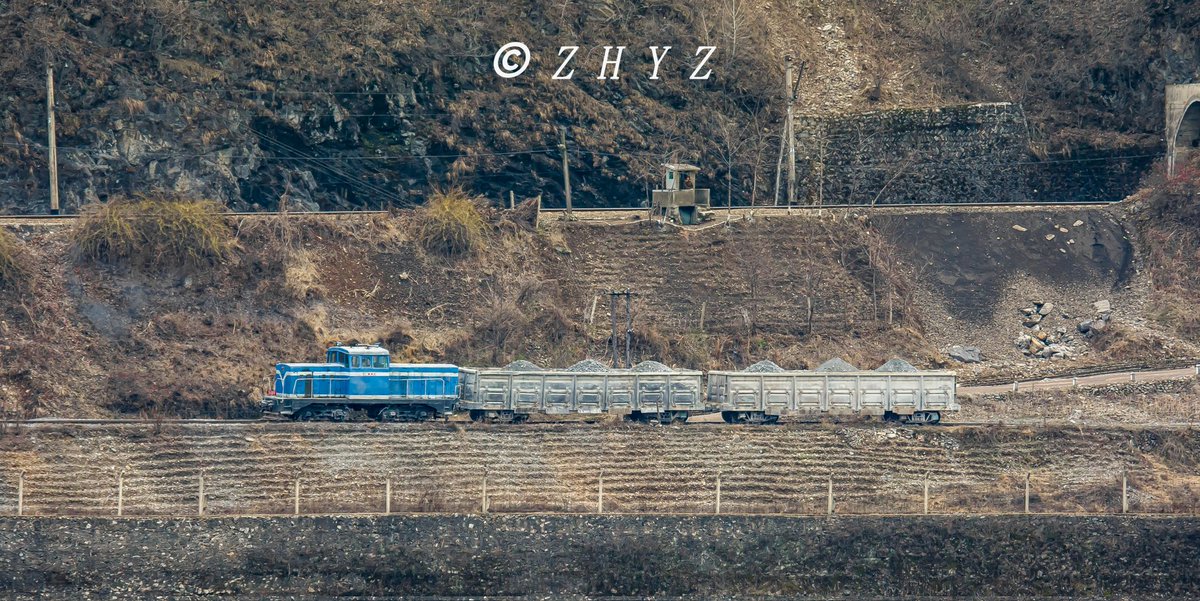 g_1931800's tweet photo. 慈江道满浦市车家坪水泥厂配属的《金星》内燃调车机车。
铁道省配属号段1000系，地方厂矿配属为3000系(存疑)。
该车与同是企业自备的数节MU11敞车改装的自卸车走行于工厂与矿山之间上。(P2)
P3为地方铁路终点的矿山(也许)
同行@Uncong591543 
#朝鮮鉄道 #北朝鮮の鉄道 #チョソン鉄道 #北朝鮮 #朝鮮 https://t.co/rn5jEoFXI1